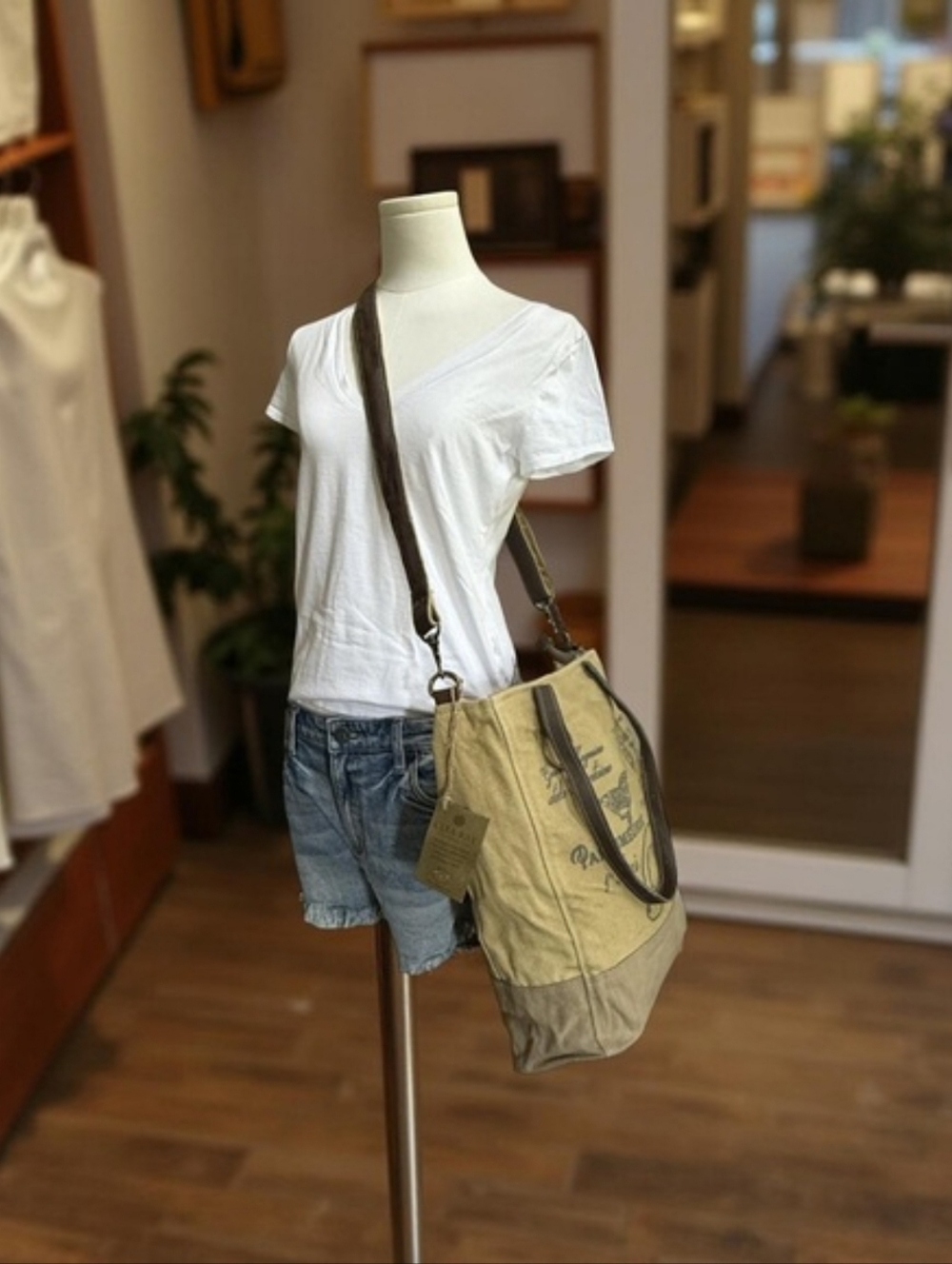 NWT CLEA RAY Large Paris TOTE - Picture 14 of 16